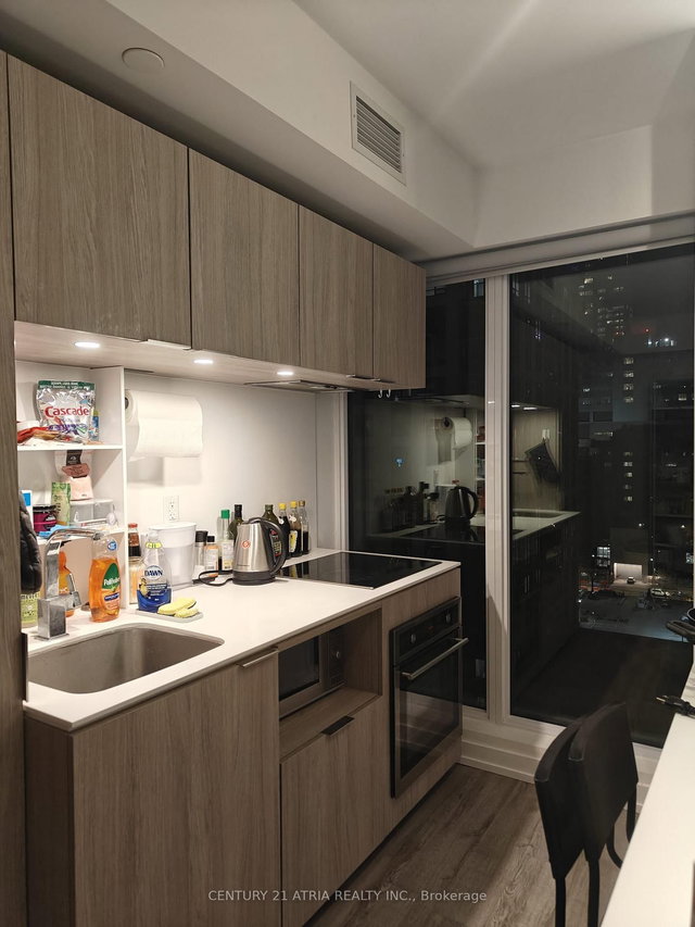 1613 - 77 Shuter Street