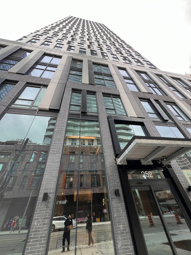 3916 - 252 Church Street