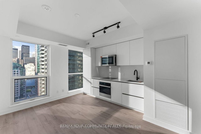 4502 - 327 King Street W