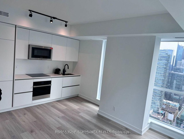 4502 - 327 King Street W