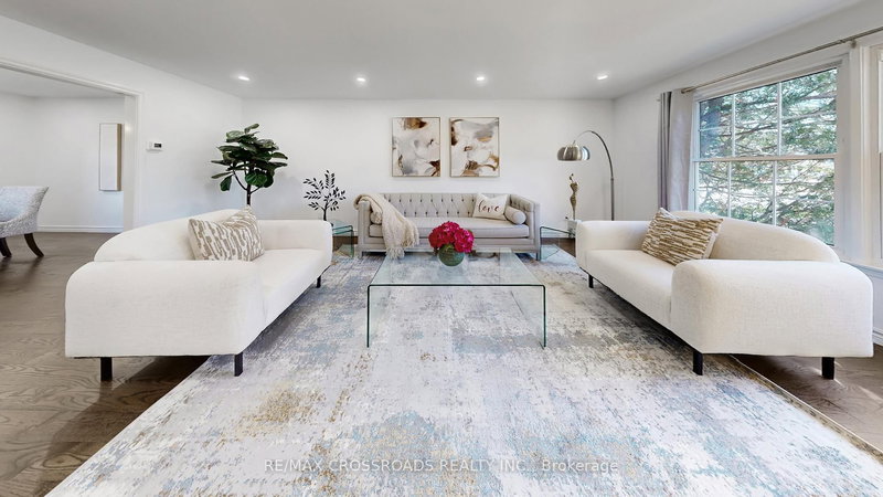 349 Banbury Rd, Toronto, M2L 2V2 | Image 3