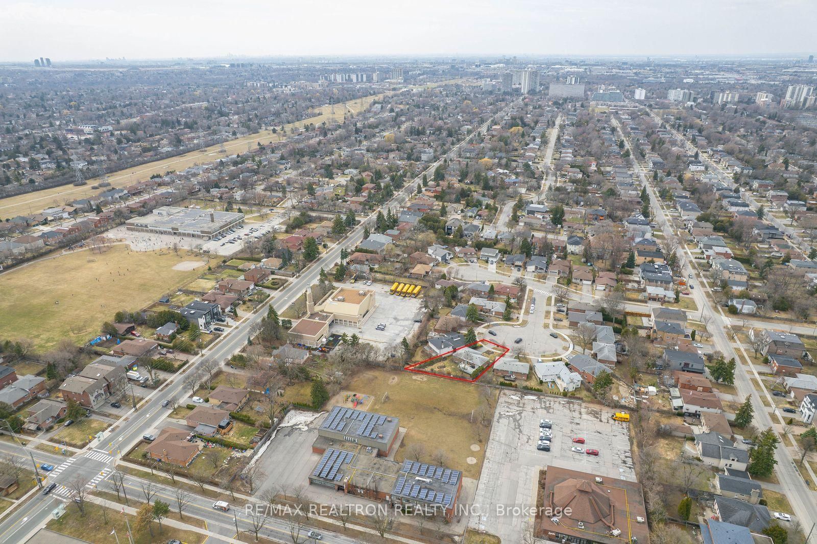 Detached House for sale at 15 Willimart Court, Toronto, Ontario, M2M 1G5 - Newtonbrook West - MLS: C12965168