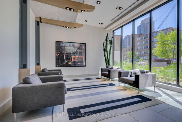 809 - 400 Wellington Street W