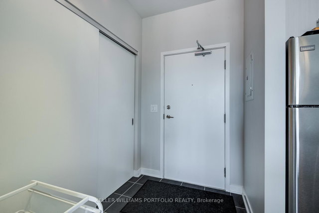 809 - 400 Wellington Street W