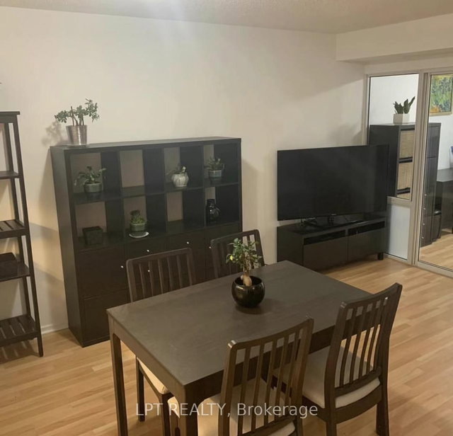 306 - 717 Bay Street