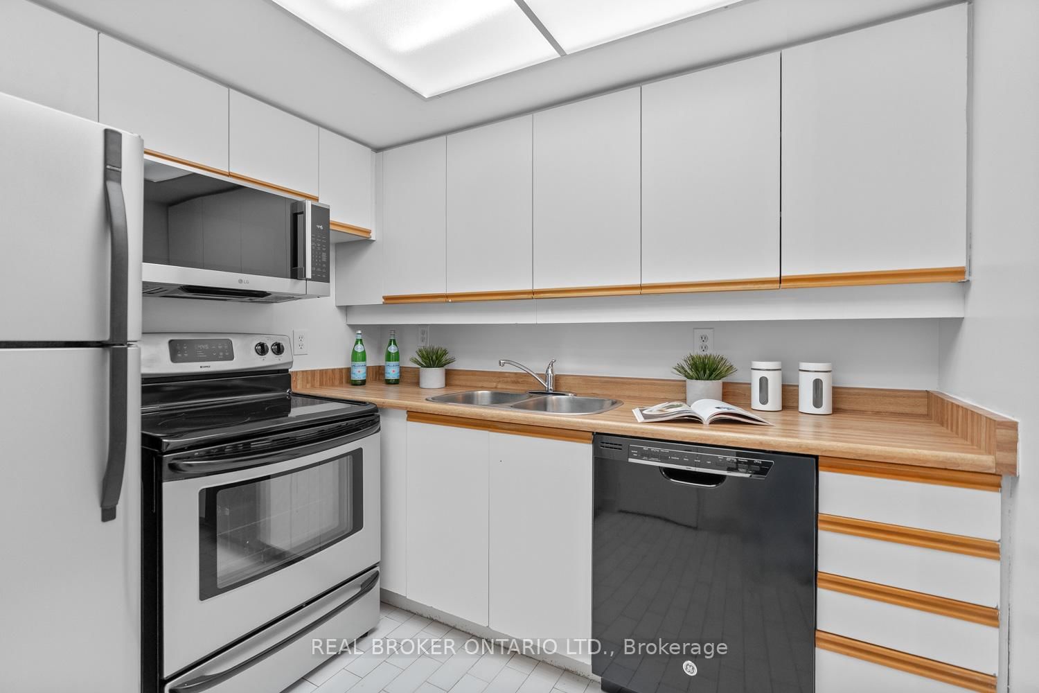 Condo for sale at 223-65 Scadding Avenue, Toronto, Ontario, M5A 4L1 - Waterfront Communities C8 - MLS: C12970284