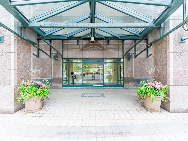 1610 - 889 Bay Street