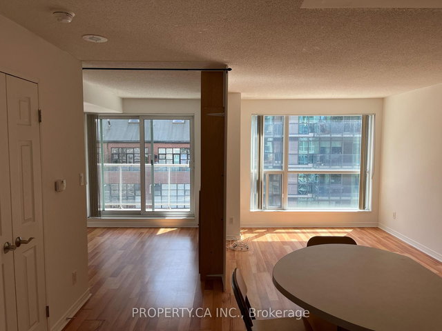 806 - 230 King Street E