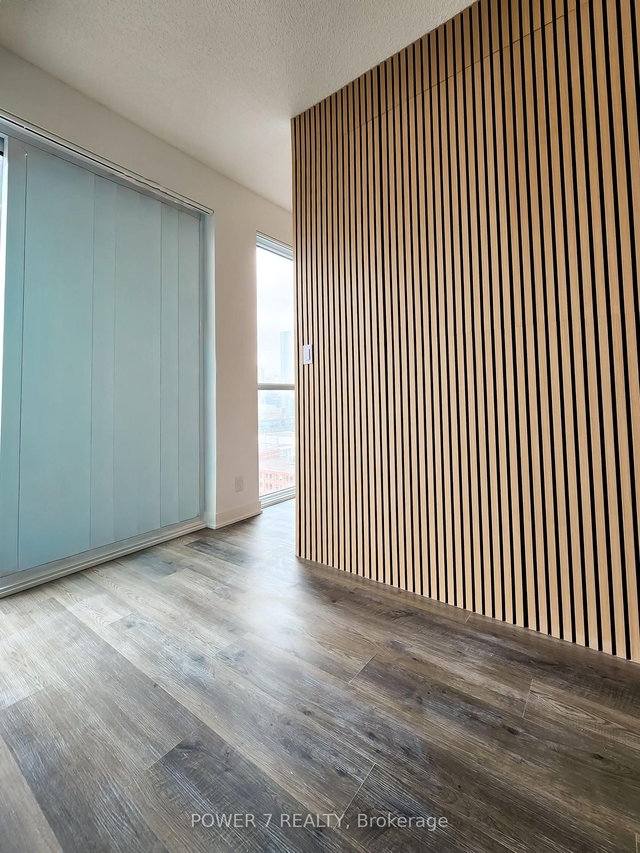 1911 - 180 Front Street E