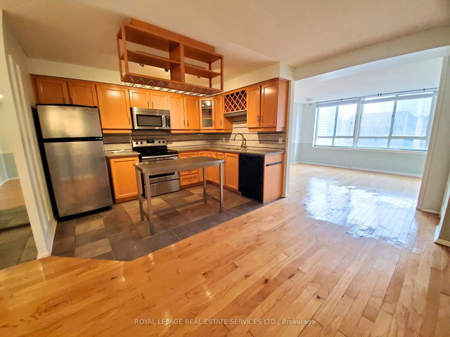 1910 - 633 Bay Street