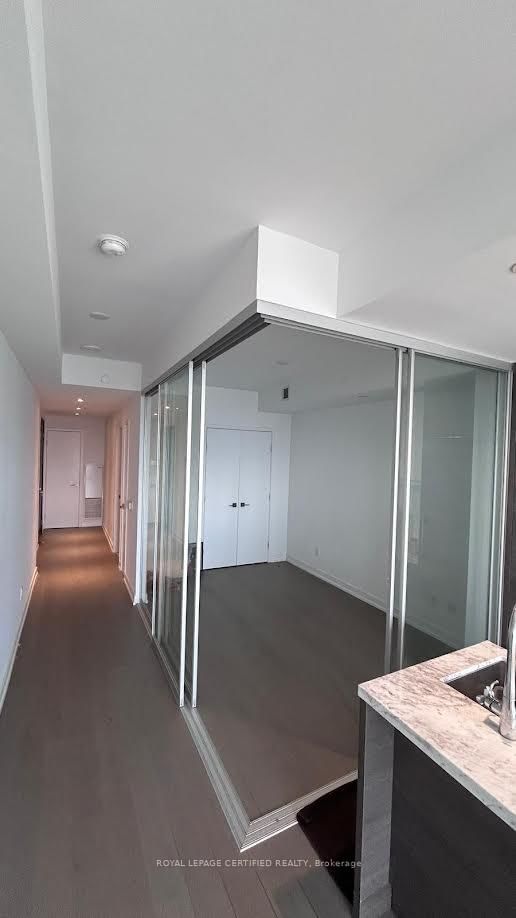 3809 - 488 University Avenue