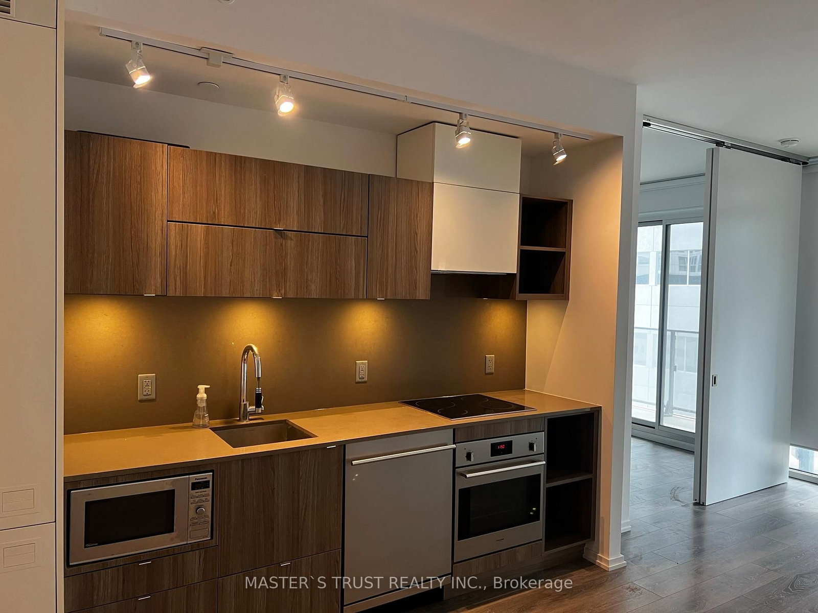 125 Peter Street, Unit 810 - Photo 2