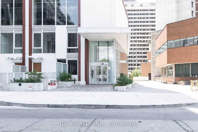 812 - 33 Helendale Avenue