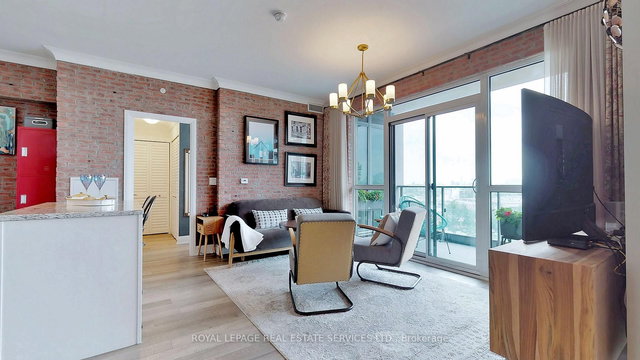 813 - 160 Vanderhoof Avenue