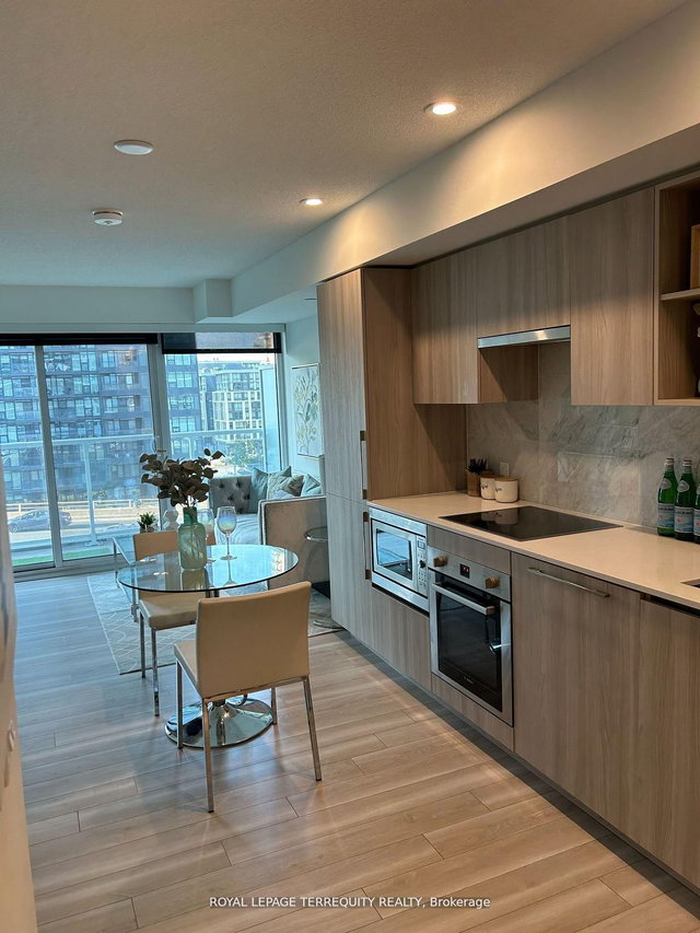 807 - 17 Bathurst Street