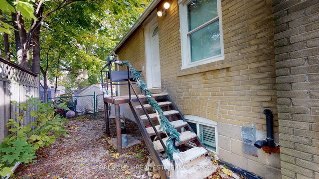 2nd floor - 262 Poyntz Avenue