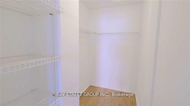 1217 - 28 Sommerset Way