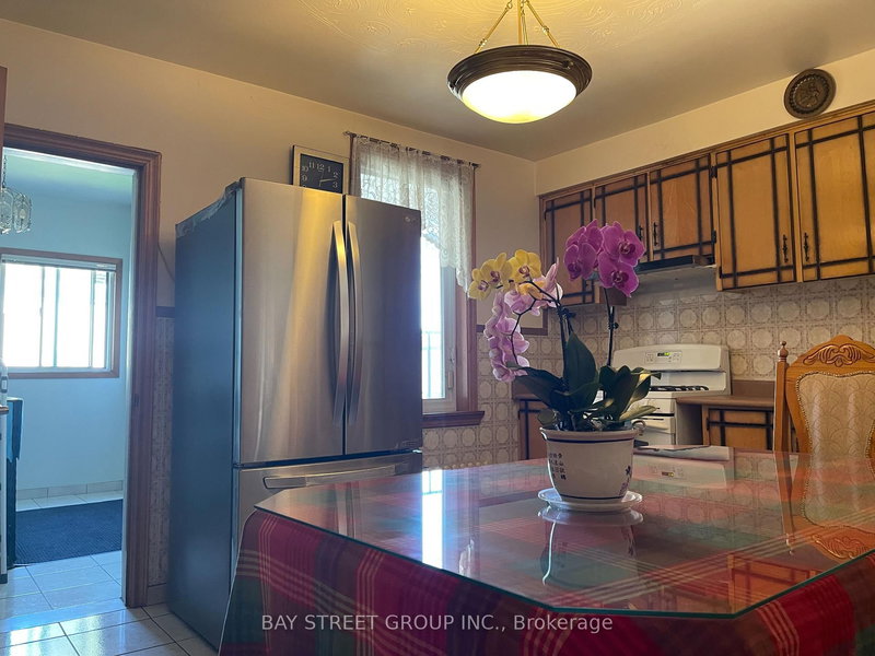 543 Crawford St, Toronto, M6G 3J9 | Image 2