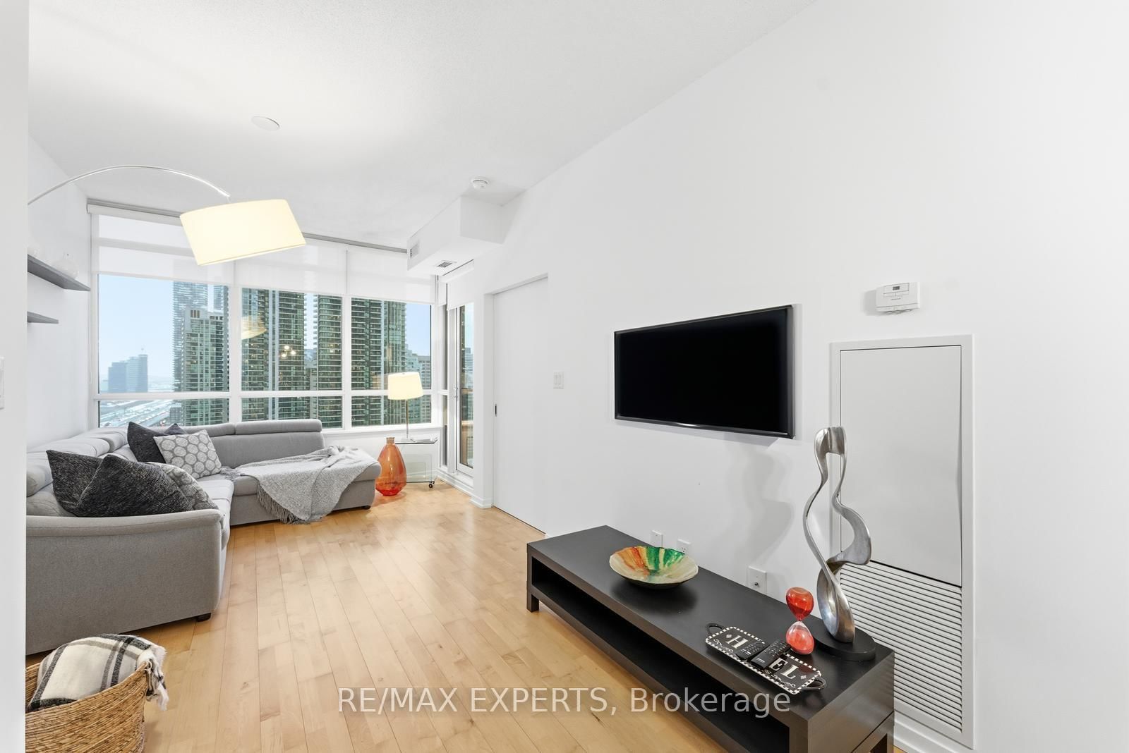 Excellent opportunity awaits at the highly sought after Maple Leaf Square Residences located in the heart of Downtown Toronto! This impeccably maintained 1 + Den, 1 Bath 