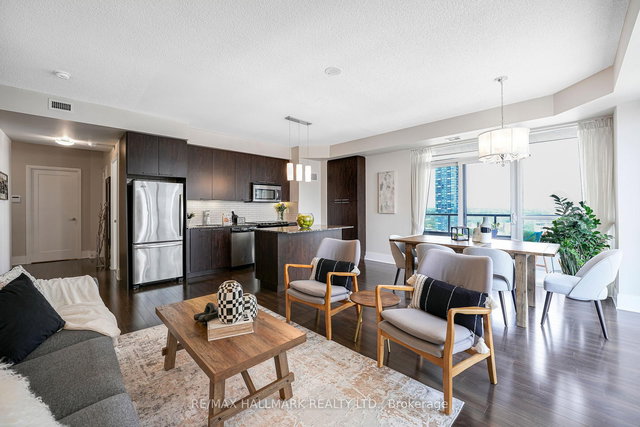 1621 - 70 Roehampton Avenue