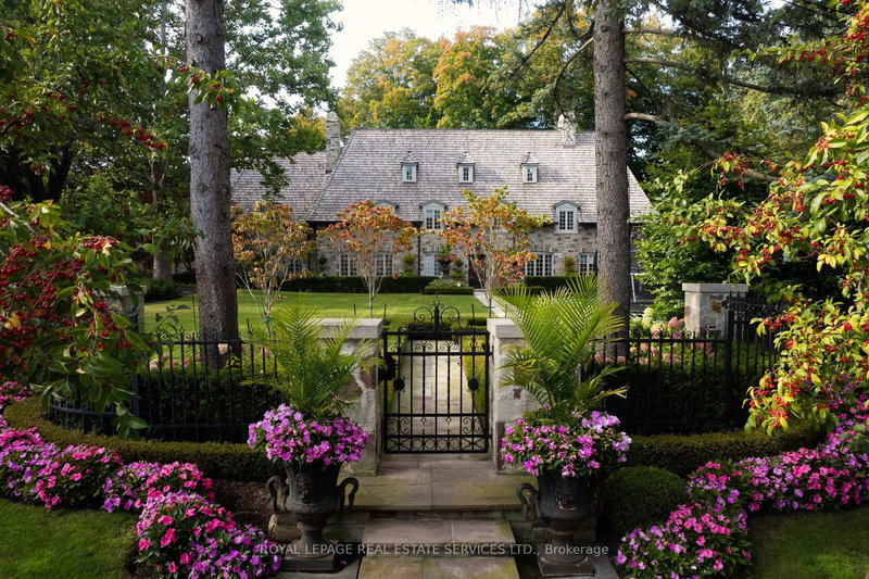 108 Sandringham Dr, Toronto, M3H 1C9 | Image 2