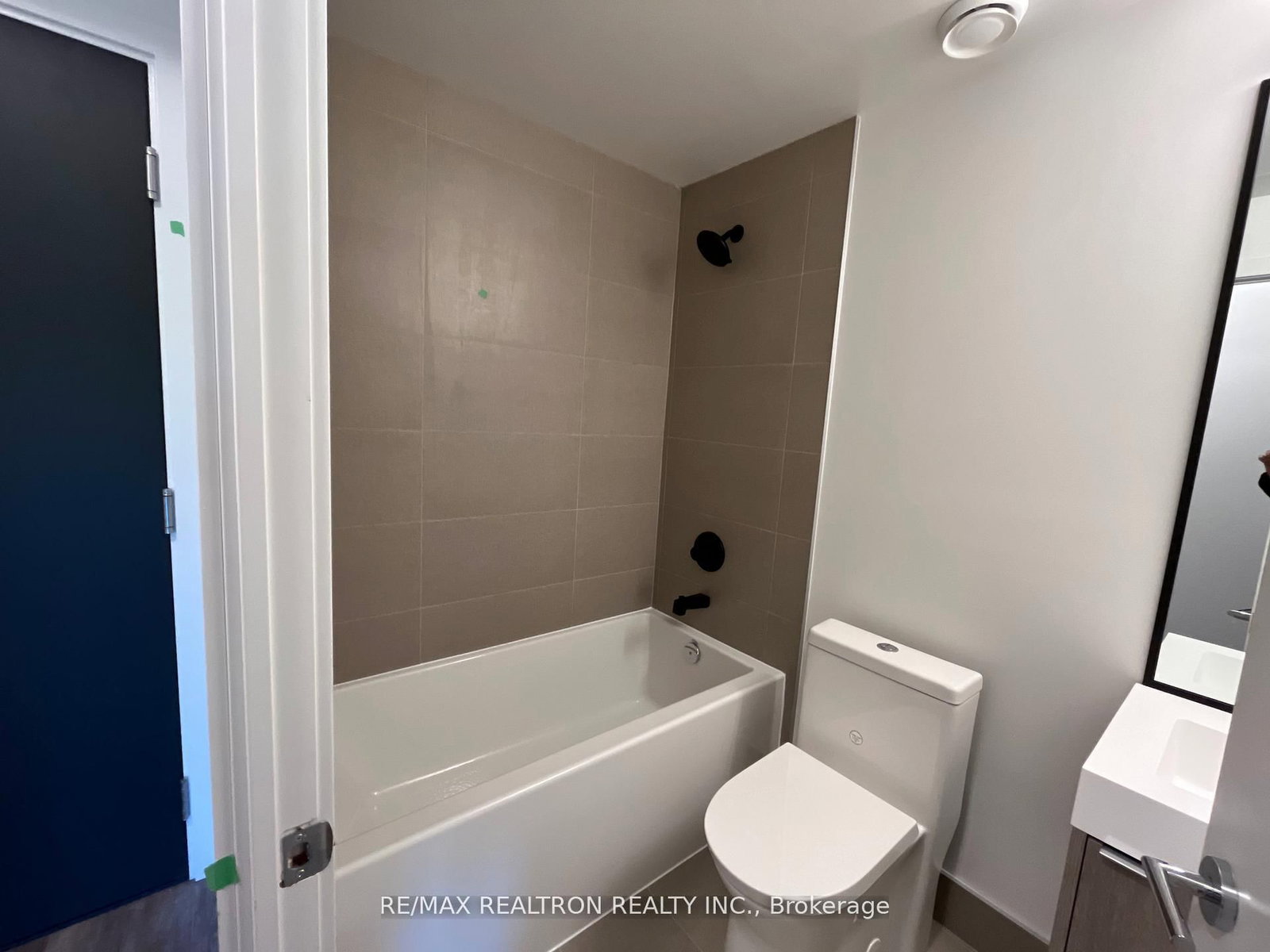 250 Lawrence Avenue W, Unit 401 - Photo 9