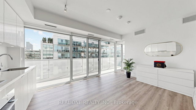907 - 15 Queens Quay E