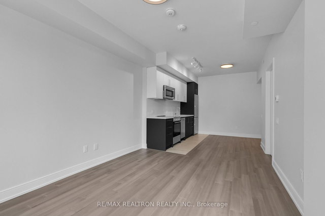 205 - 664 Spadina Avenue