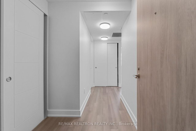 205 - 664 Spadina Avenue