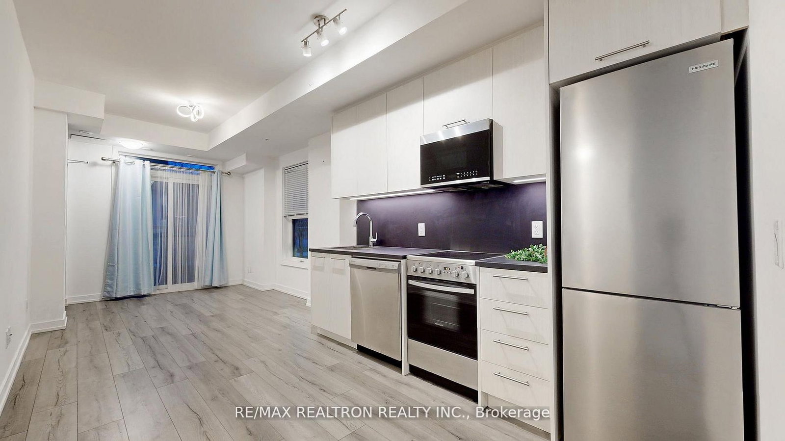 260 Finch Ave E Avenue, Unit TH 1 - Photo 8