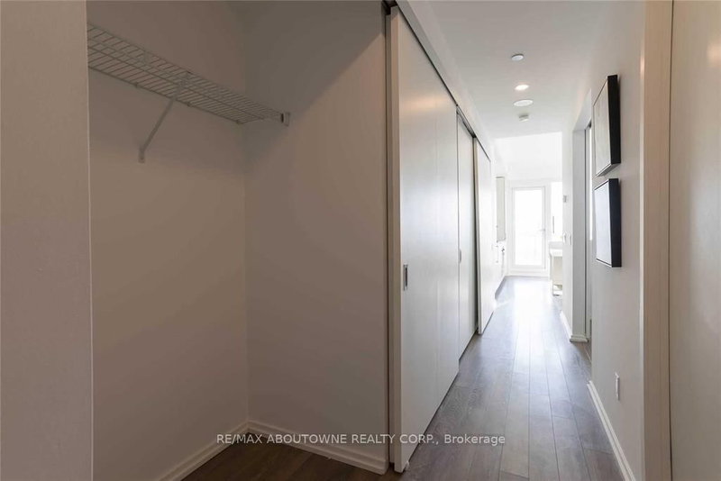 1811 - 197 Yonge St, Toronto, M5B 0C1 | Image 3