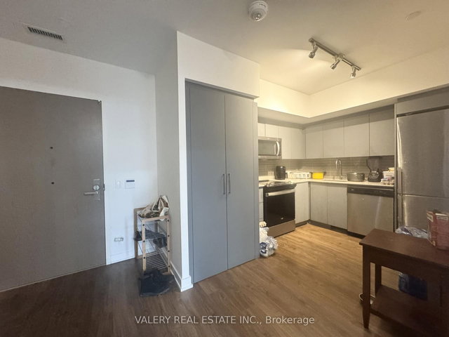 1023 - 30 Tretti Way