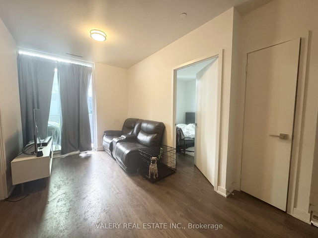 1023 - 30 Tretti Way