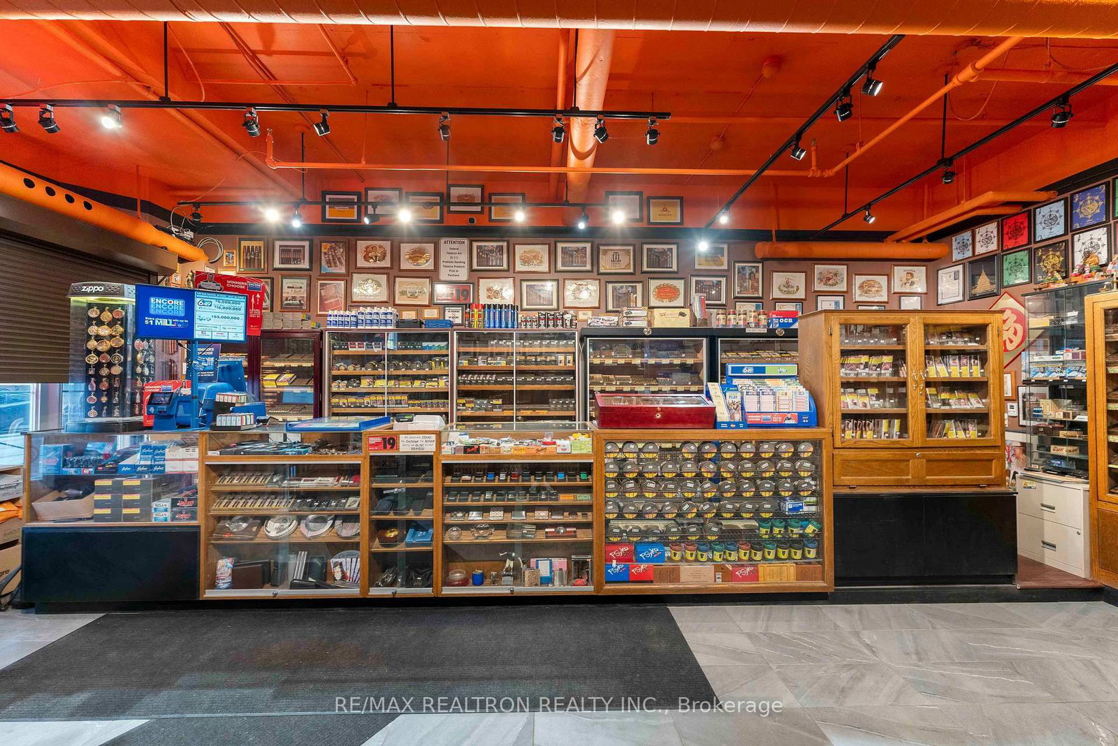 85 McCaul Street N - Photo 2