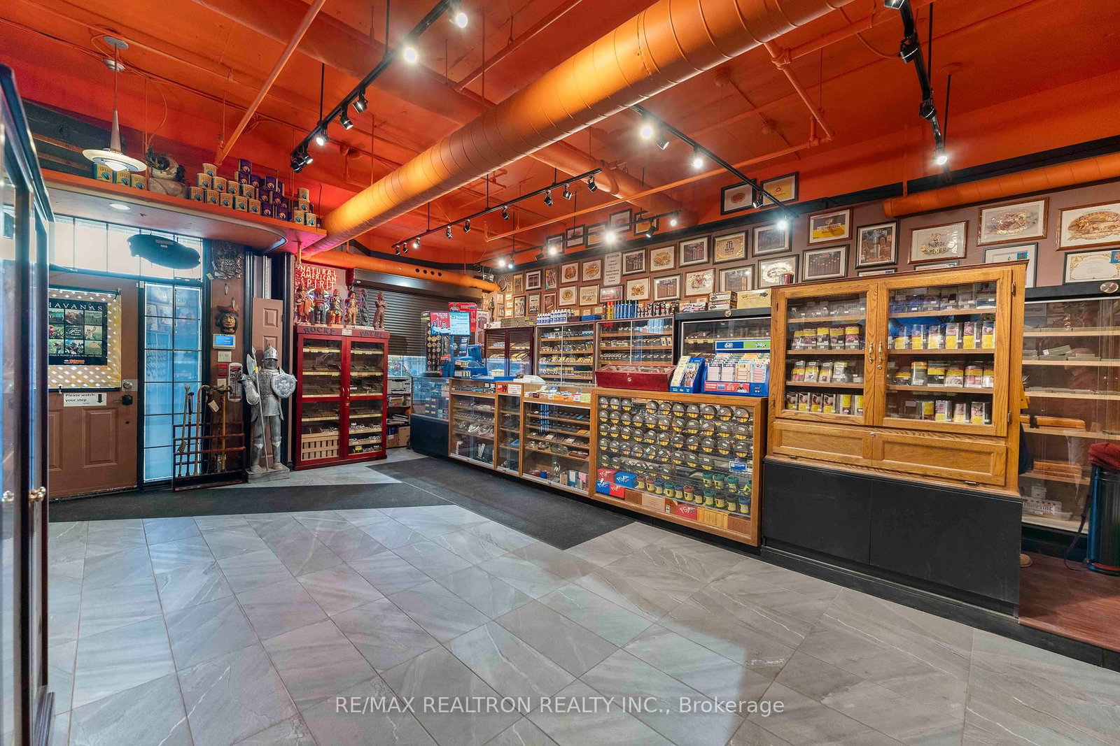 85 McCaul Street N - Photo 5