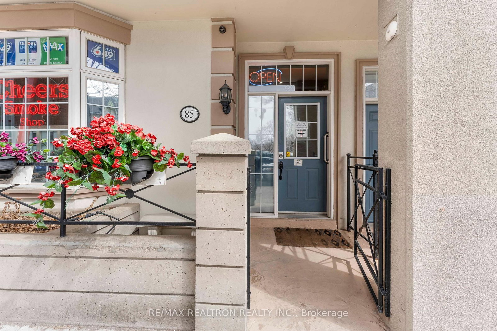 85 McCaul Street N - Photo 8