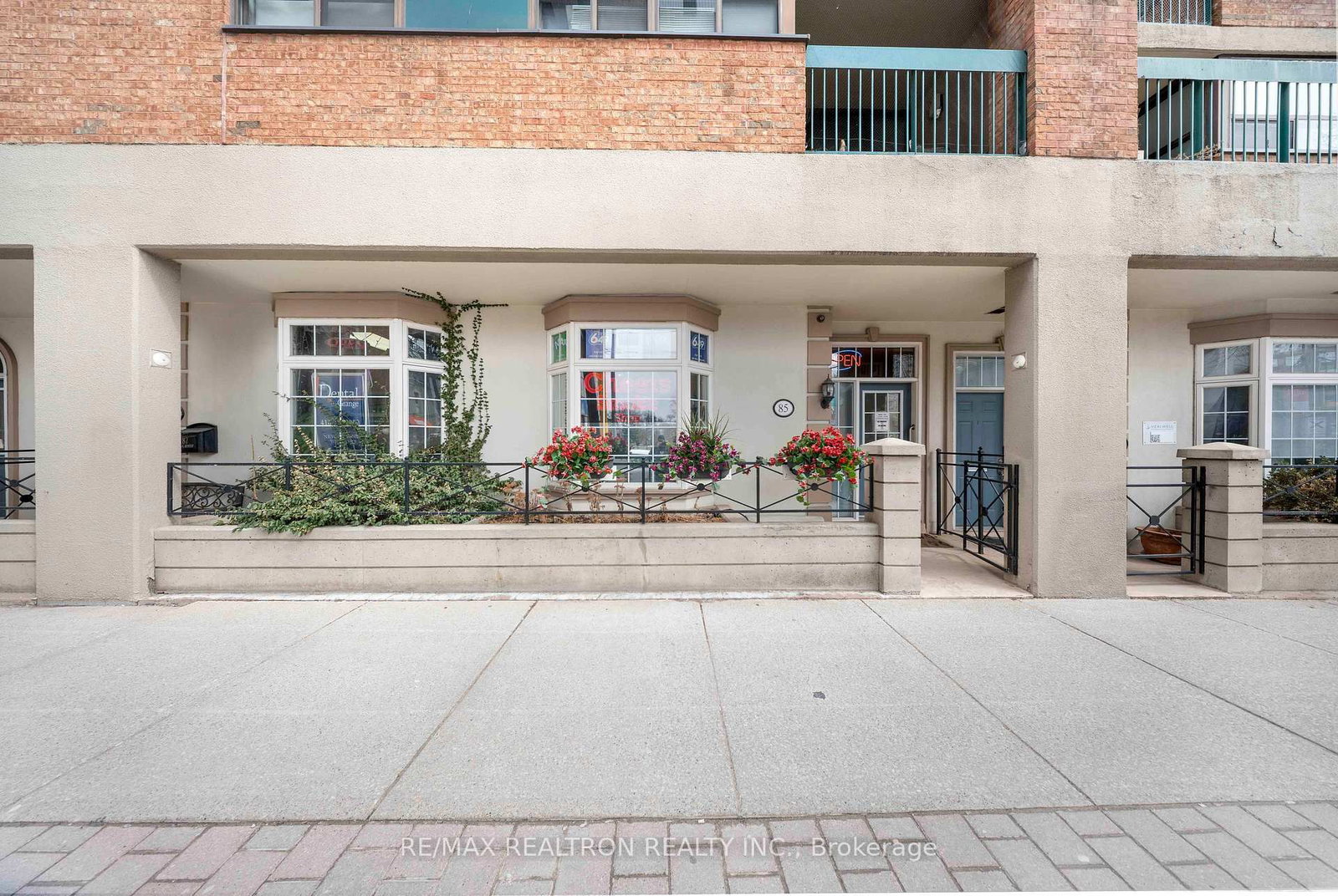 85 McCaul Street N - Photo 9