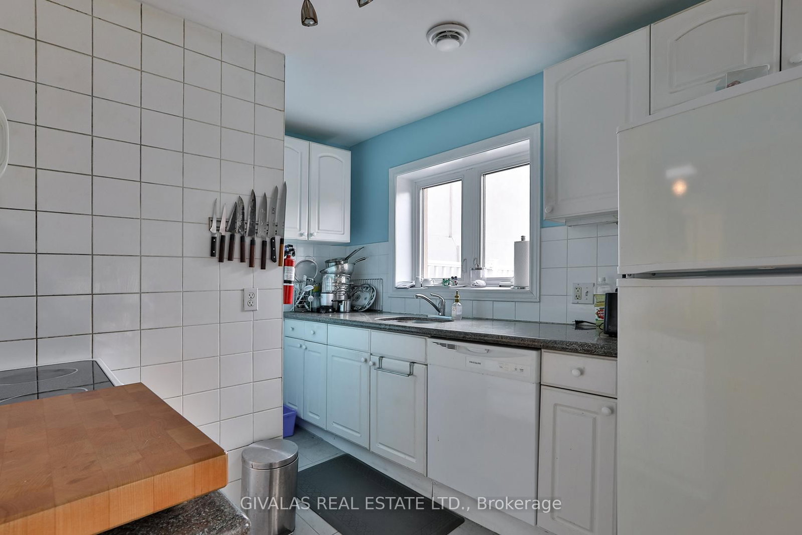 174 Eglinton Avenue W - Photo 35