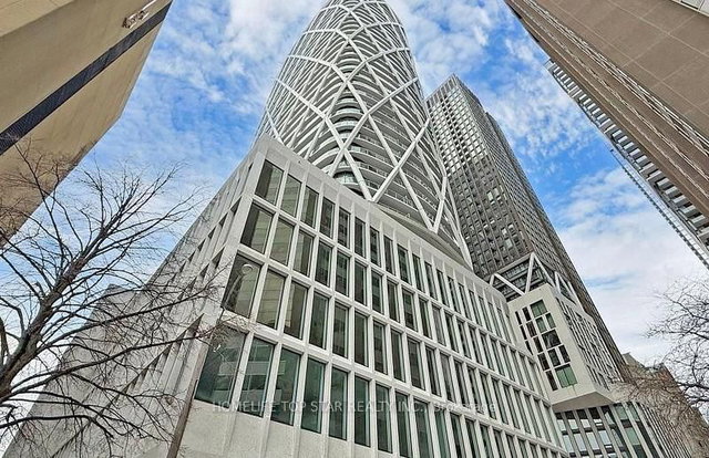 3220 - 230 Simcoe Street W