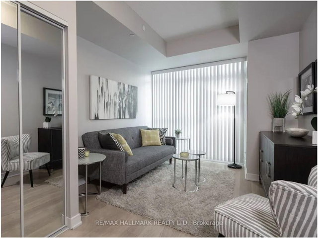 1821 - 570 Bay Street