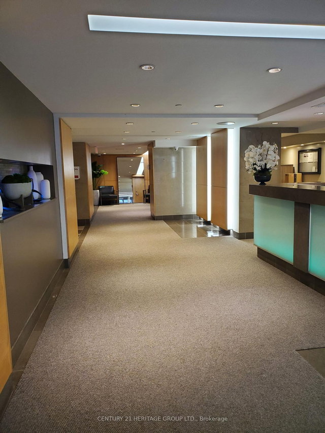 1105 - 220 Victoria Street