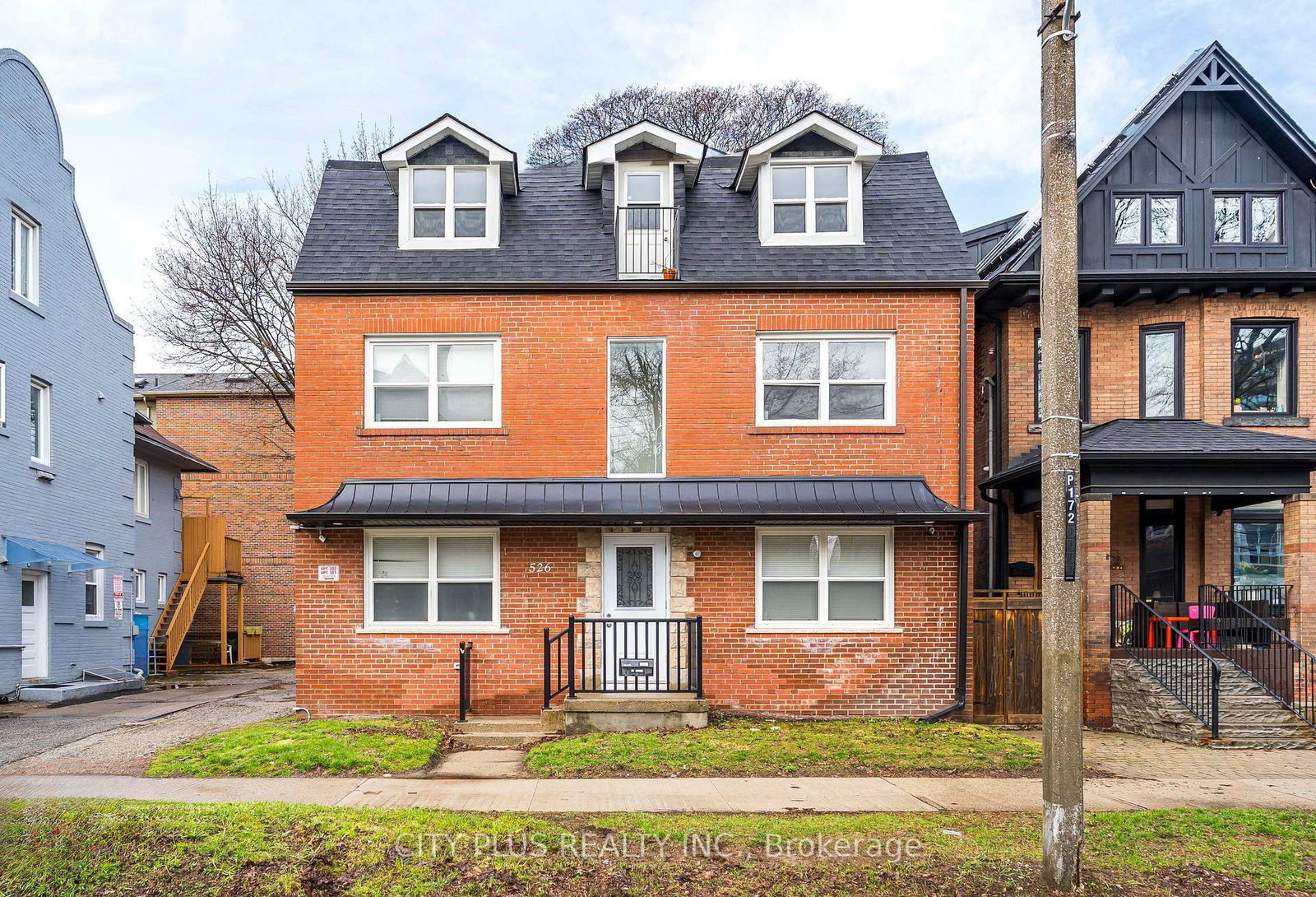 Beautiful Two Bedrooms Unit. Located On A Tranquil Residential Street In Heart Of The Annex. Perfectly Situated Close To Public Transit, TTC Subway, Restaurants, Retail Shops And The University of Toronto.