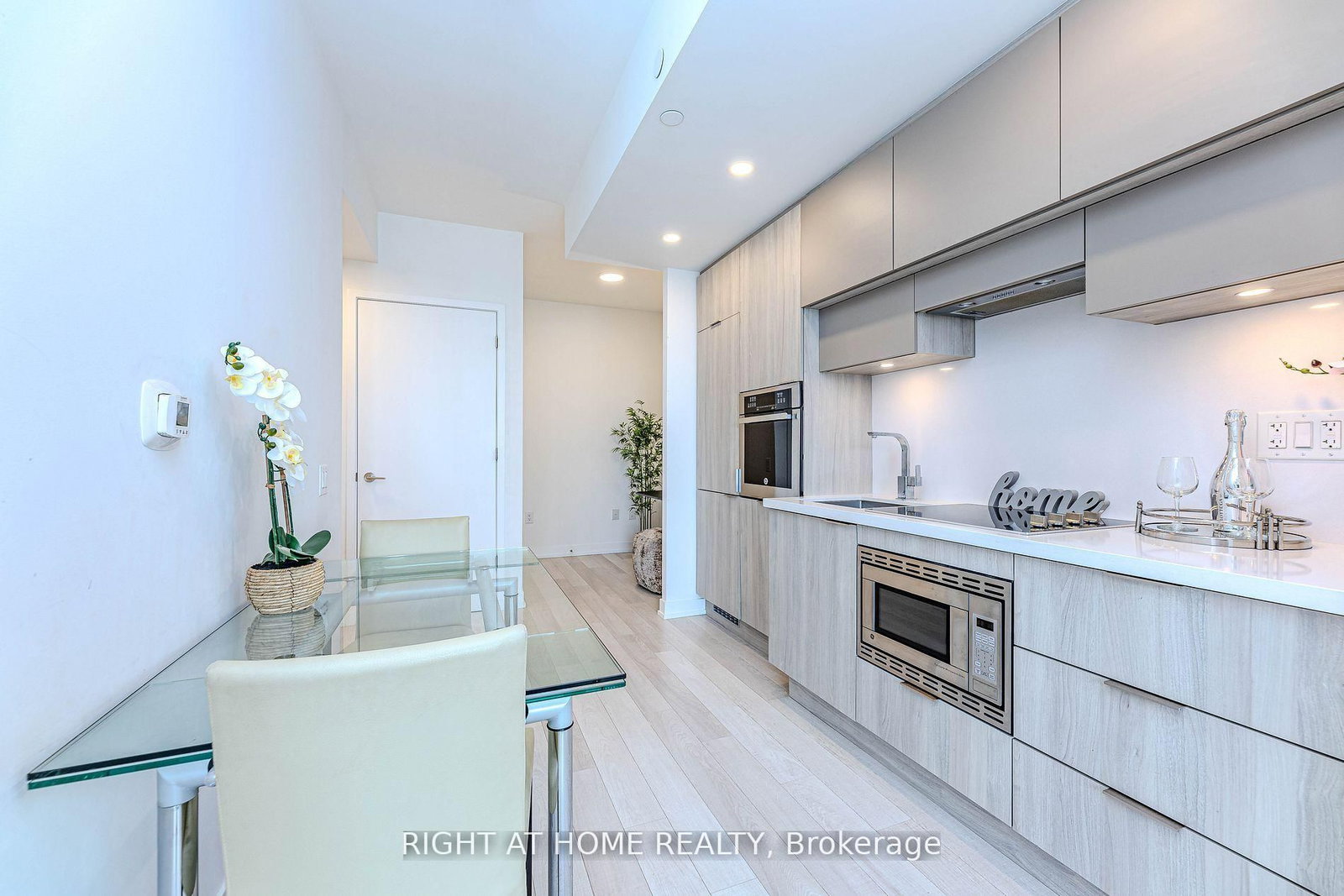 39 Roehampton Avenue, Unit 1301 - Photo 6