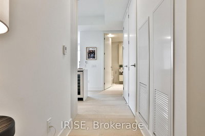 5202-11 Yorkville Avenue, Toronto, Ontario image-0-2