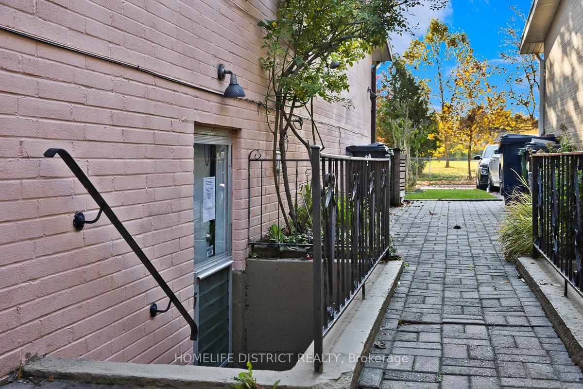 Detached House for sale at 22 Greenland Road, Toronto, Ontario, M3C 1N2 - Banbury-Don Mills - MLS: C12986844