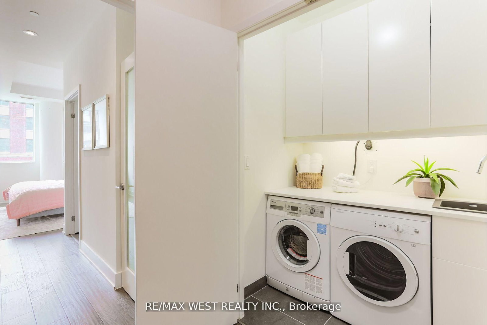 508 Wellington Street W, Unit TH02 - Photo 11