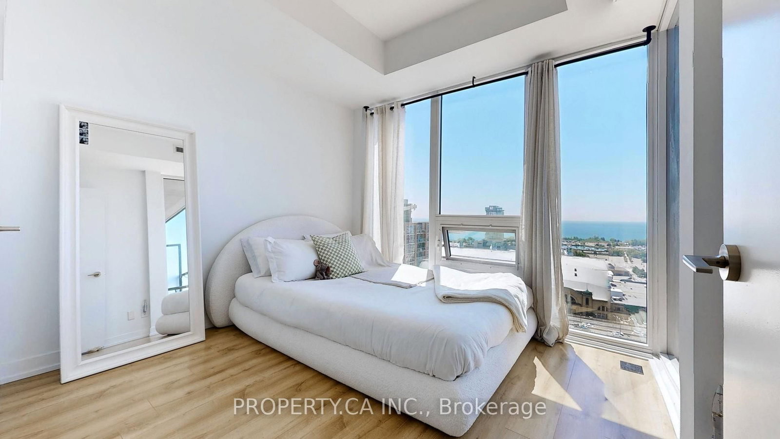 135 East Liberty Street, Unit 2012 - Photo 20