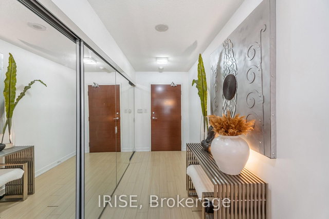 949 - 10 Capreol Court