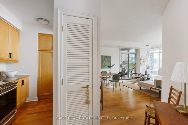 1206 - 100 Hayden Street