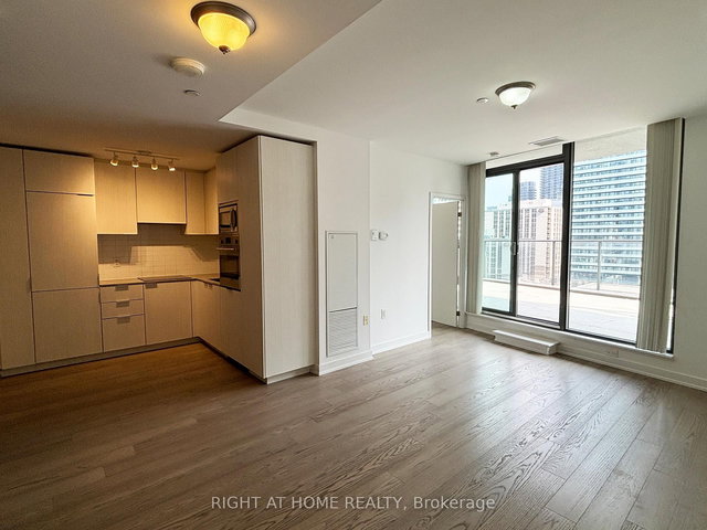 606 - 11 Wellesley Street W